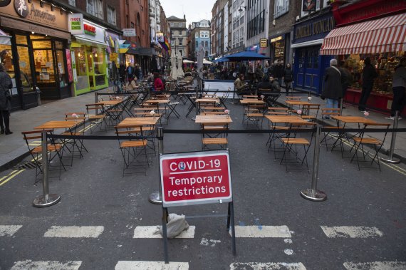 유럽 각국이 코로나19 방역 조처를 강화하는 가운데 17일(현지시간) 2등급 지역으로 지정된 영국 런던의 소호 지구 식당들이 한산한 모습을 보이고 있다. 사진=AP뉴시스