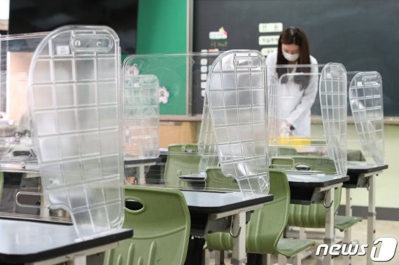 서울 중구의 한 초등학교에 책상에 칸막이가 설치돼 있다./뉴스1 © News1 이승배 기자