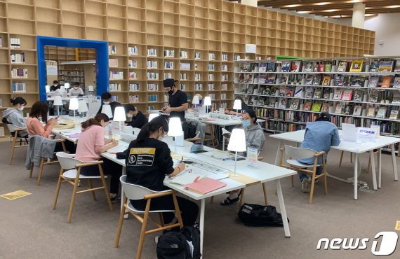 18일 오후 울산도서관을 찾은 시민들이 책을 보고 있다. 2020.10.18/뉴스1 © News1 조민주 기자