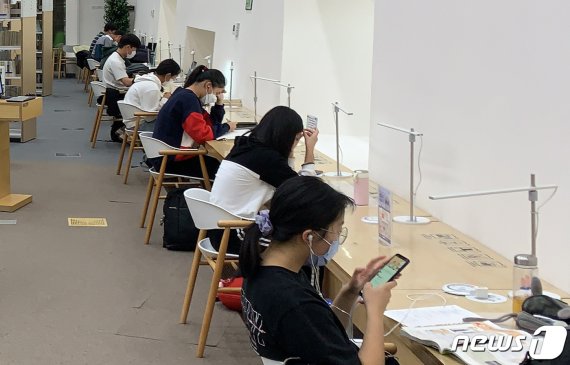 18일 오후 울산도서관을 찾은 시민들이 책을 보고 있다. 2020.10.18/뉴스1 © News1 조민주 기자