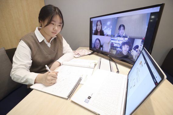 봉민서(신월중 3학년) 학생이 KT 온라인 교육 플랫폼을 통해 멘토와 랜선 야학 수업에 참여하고 있다. KT 제공