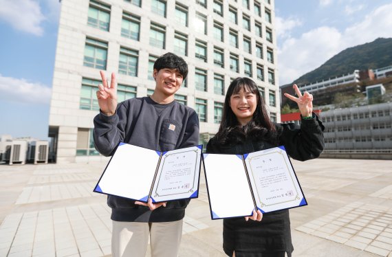 동서대학교 방송영상 전공 정윤혁(4년)씨와 이유정(1년)씨가 대학생 영상공모전 시상식 후 기념사진을 찍고 있다./제공=동서대