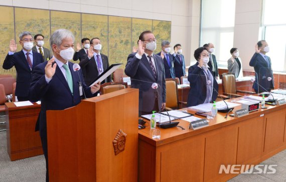 배기동 국립중앙박물관 관장 등이 19일 서울 여의도 국회에서 열린 문화체육관광위원회의 국립중앙박물관, 국립민속박물관 등에 대한 국정감사에서 선서를 하고 있다. (공동취재사진)