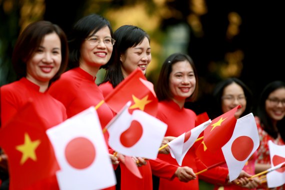 19일 베트남 하노이, 스가 요시히데 일본 총리의 방문을 환영하는 인파. 로이터 뉴스1