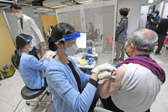 만 70세 이상의 어르신들에 대한 독감 무료 예방 접종이 시작된 가운데 지난 19일 서울 강서구 화곡로의 한 병원에서 어르신들이 독감 예방 주사를 맞고 있다. /사진=박범준 기자