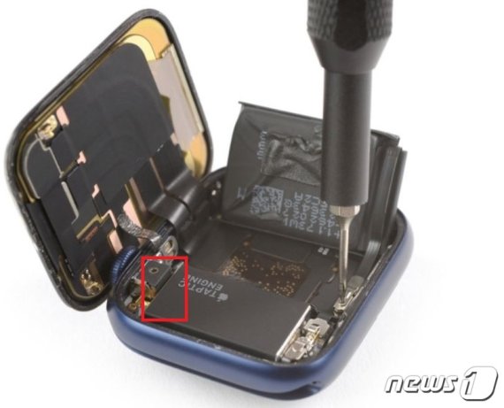 IT기기의 수리 정보 등을 제공하는 아이픽스잇(iFixit)이 애플워치SE와 함께 공개한 애플워치6의 분해도. 문제가 발생한 부분은 탭틱 엔진과 조그다이얼 사이의 부분이다.(아이픽스잇 갈무리) © 뉴스1