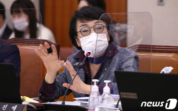 김진애 열린민주당 의원이 19일 서울 여의도 국회에서 열린 법제사법위원회 국정감사에서 질의하고 있다. /사진=뉴스1