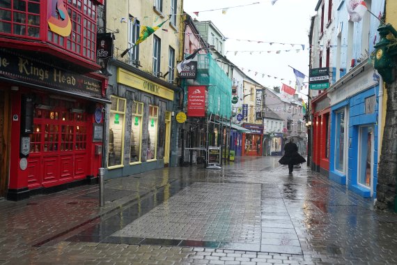 코로나19로 텅빈 아일랜드 골웨이의 도심을 19일(현지시간) 한 시민이 걸어가고 있다. 아일랜드를 비롯한 유럽 각국은 코로나19 2차확산 속에 다시 방역강화 카드를 꺼내들었다. 사진=로이터뉴스1