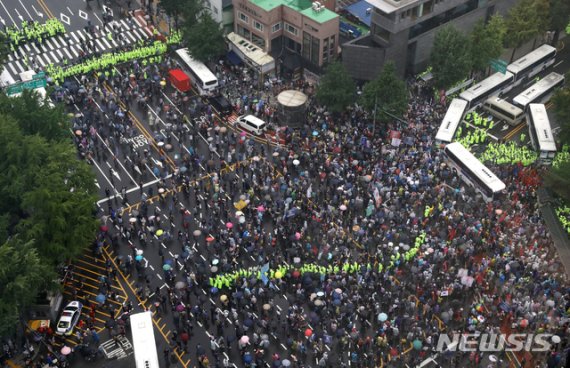 보수단체들이 지난해 8월 15일 서울 광화문 광장에서 열린 대규모 집회에 참석해 경찰과 대치하고 있다./사진=뉴시스