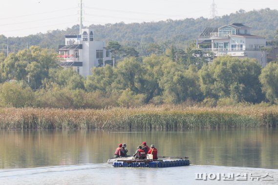 [포토뉴스] 의왕해병대전우회 왕송호수 수중정화