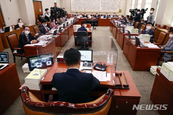 20일 오전 서울 여의도 국회에서 법제사법위원회의 서울고법·수원고법과 산하 법원들에 대한 국정감사가 열리고 있다. 뉴시스