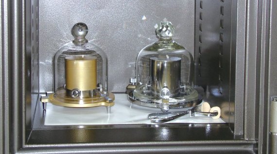 국내에는 킬로그램 원기가 39번(사진 오른쪽), 72번, 84번(왼쪽), 111번 총 4개가 있다. 고종황제가 1894년 즉위하면서 프랑스에서 39번을 구입했다. 이후 1989년, 2003년, 2017년에 도입했다. 현재 72번을 국가원기로 사용하고 있으며 84번은 보조원기로 보유하고 있다. 111번은 키블저울 연구에 이용되고 있다. 39번 원기는 우여곡절이 많다. 일제강점기때 일본이 빼앗아간 뒤 1947년 돈을 지불하고 다시 돌려받았다. 이후 한국은행 금고에 보관했다가 6.25전쟁때 쓰레기통에서 발견되기도 했다. 표준과학연구원 제