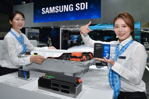 삼성SDI가 지난해 참가한 '인터배터리 2019'에서 배터리 셀·모듈·팩을 소개하고 있다.
