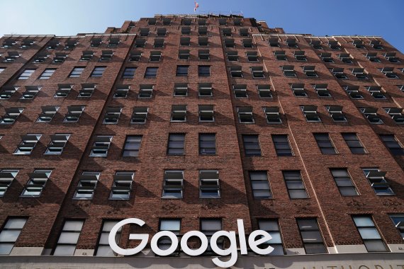 미국 법무부가 20일 11개주 법무장관들과 공동으로 구글을 반독점법 위반 혐의로 제소했다. 이날 뉴욕 맨해튼의 구글 사옥에 구글 로고가 걸려있다. 사진=로이터뉴스1