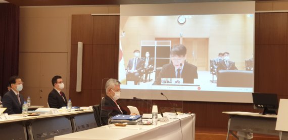 21일 일본 도쿄 주일 한국대사관 남관표 대사가 온라인으로 국회 외교통일위원회 국감을 받고 있다. 이번 재외공관 국감은 코로나19로 인해 서울 국회와 도쿄 주일대사관, 베이징 주중대사관 세 곳을 온라인으로 연결해 열렸다. 사진=조은효 특파원