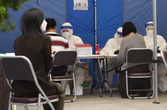 21일 오전 서울 영동대로 대치2동 주민센터 앞에 설치된 선별진료소에서 관내 학원강사들이 코로나19 진단검사를 받고 있다. 서울 강남구는 관내 학원강사 2만여명을 대상으로 하루에 천 명씩 코로나19 전수검사를 시행한다. 구는 대학수학능력시험을 앞두고 전날 대치동의 대형 입시학원 강사 1명이 양성 판정을 받으면서 학원가의 불안감이 커짐에 따라 이같이 조치했다고 밝혔다. 사진=서동일 기자