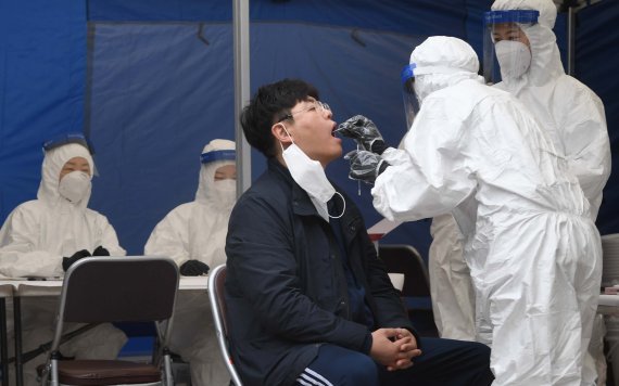 코로나19 검사를 받고 있는 서울의 한 시민 /사진=서동일 기자