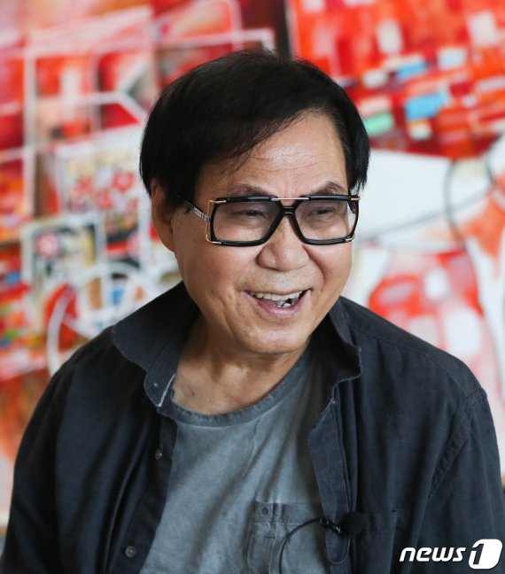 가수 겸 화가 조영남이 15일 서울 강남구 자택에서 뉴스1과 인터뷰를 갖고 있다. 2020.7.15/뉴스1 © News1 허경 기자