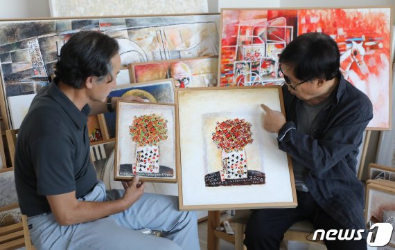 가수 겸 화가 조영남이 15일 서울 강남구 자택에서 뉴스1과 인터뷰를 갖고 있다. 2020.7.15/뉴스1 © News1 허경 기자