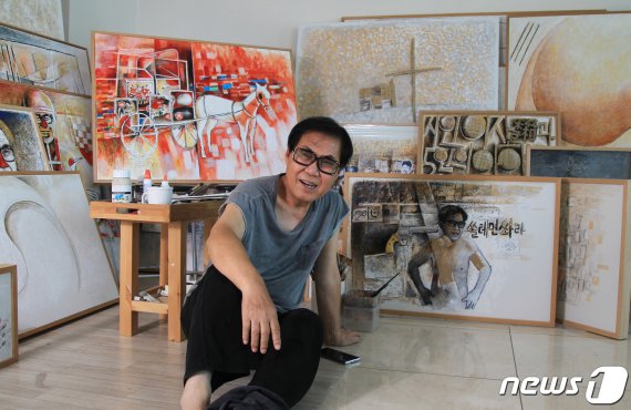 자신의 작업실 작품 앞에서 포즈를 취한 조영남 © 뉴스1 이길우 객원대기자