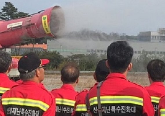 21일 동해안산불방지센터는 육군 최초로 군(軍) 산불재난특수진화대를 편성, 올 가을철 산불조심기간(11.1. ~ 12.15.)과 내년 봄철 산불조심기간(2.1. ~ 5.15.) 동안 시범운영한다 고 밝혔다. 사진은 지난해 동해안산불방지센터 산불재난특수진화대발대식. ㅅ진=동해안산불방지센터 제공