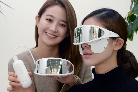 LG전자 모델들이 눈가 전용 뷰티기기 'LG 프라엘 아이케어(모델명: EWN1)'를 소개하고 있다. LG전자 제공