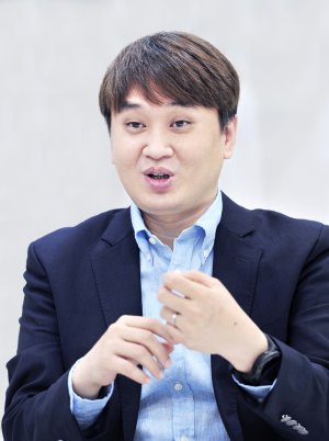 AI 약사님이 지어주신 맞춤형 건기식 '집 앞 배송'.. 모노랩스가 만든 퍼플오션