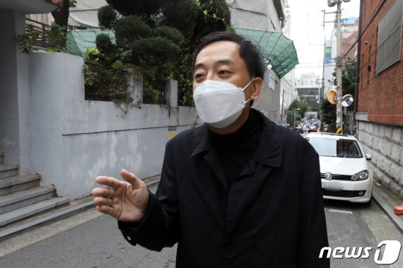 더불어민주당 탈당선언을 한 금태섭 전 의원이 21일 오후 서울 용산구 사무실로 발걸음을 옮기며 취재진과 대화하고 있다. /사진=뉴스1