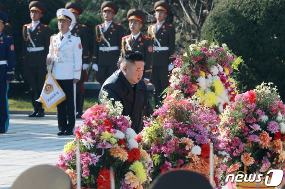 (평양 노동신문=뉴스1) = 김정은 북한 국무위원장이 평안남도 회창군에 있는 중국 인민지원군 열사릉원을 찾아 참배했다고 노동당 기관지 노동신문이 22일 밝혔다. [국내에서만 사용가능. 재배포 금지. DB 금지. For Use Only in the Republic of Korea. Redistribution Prohibited] rodongphoto@news1.kr /사진=뉴스1