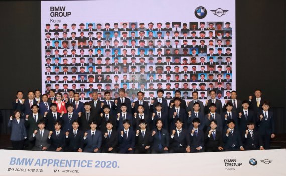 지난 21일 인천 네스트 호텔에서 열린 BMW 그룹 코리아 어프렌티스 프로그램 17기 발대식 및 16기 수료식에서 참석자들이 기념촬영을 하고 있다.