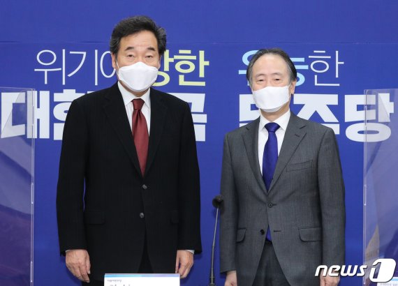 이낙연 더불어민주당 대표(왼쪽)가 22일 오전 서울 여의도 국회에서 도미타 코지 주한 일본대사오 기념촬영을 하고 있다. 사진=뉴스1