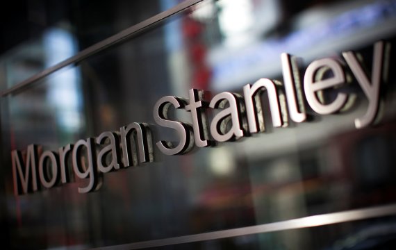 미국 투자은행 모간스탠리가 고위 임원의 이혼소송에 함께 휘말리고 있다. 사진은 2015년 1월 20일(현지시간) 뉴욕 맨해튼의 본사 건물에 붙어 있는 현판. 로이터뉴스1