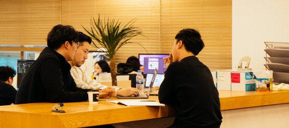 서울 뚝섬로에 위치한 에이치나인 사무실에서 사내벤처 팀원들이 이야기를 나누고 있다. 에이치나인 제공