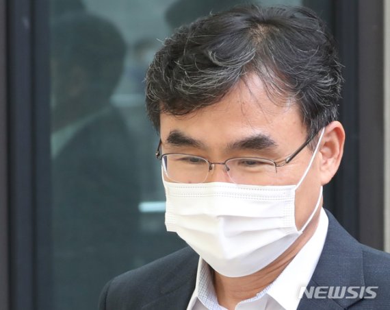 검찰 내부 망에 '라임 사태에 대한 입장' 글을 통해 사의를 표명한 박순철 서울남부지방검찰청장이 22일 청사에서 점심식사 후 이동하고 있다. /사진=뉴시스화상