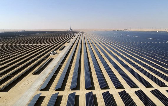 아랍에미리트연합(UAE) 두바이 남쪽 50km 지점에 조성된 무함마드 빈 라시드 알 마크툼 태양광 발전 단지.AP뉴시스