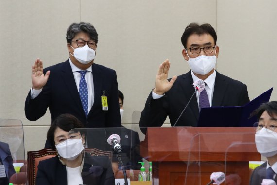 [국감] 선서하는 국애보트심혈관사업부 사장과 메디톡스 전무이사