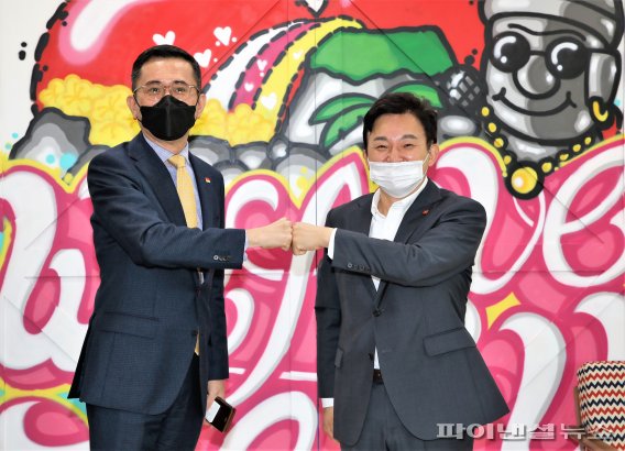 원희룡 제주지사(오른쪽)가 22일 도지사 집무실에서 에릭 테오(Eric TEO) 주한 싱가포르 대사를 만나 악수하고 있다. [제주도 제공]