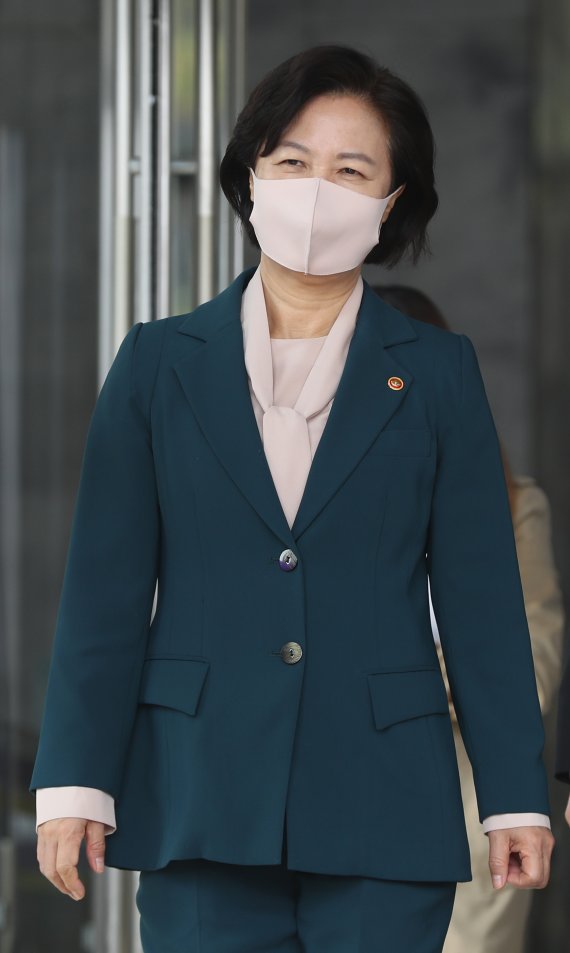 오른쪽 사진은 추미애 법무부 장관이 이날 정부과천청사 법무부를 나서고 있는 모습. 뉴시스