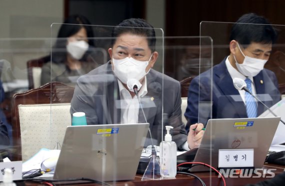 7일 서울 용산구 국방부 대회의실에서 열린 국회 국방위원회의 국방부 등에 대한 국정감사에서 김병기 더불어민주당 의원이 질의하고 있다./사진=뉴시스