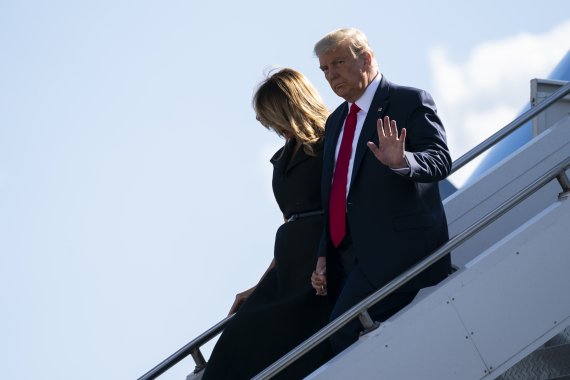 도널드 트럼프 미국 대통령(오른쪽)과 부인 멜라니아가 22일(현지시간) 대선 후보 마지막 토론회가 열리는 테네시주 내슈빌 국제공항에 도착해 공군1호기에서 내려오고 있다.AP뉴시스