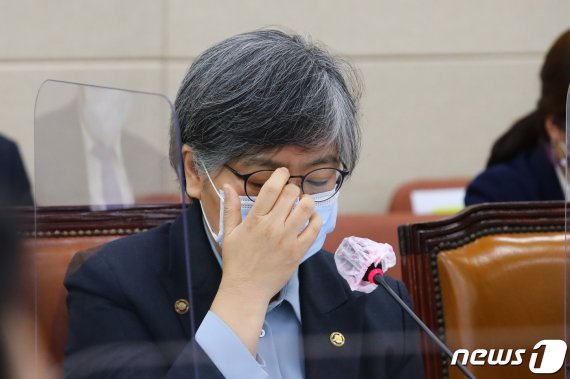 정은경 질병관리청장이 22일 서울 여의도 국회에서 열린 보건복지위원회의 보건복지부 및 질병관리청 종합 국정감사에서 안경을 만지고 있다./뉴스1 © News1 박세연 기자