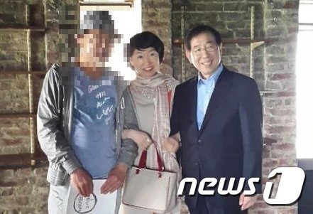 진혜원 서울 동부지검 부부장 검사가 대구지검 부부장 검사 시절이던 지난 7월 13일 ''권력형 성범죄 자수한다''며 SNS에 고(故) 박원순 전 서울시장과 함께 찍은 사진을 올려 '고소인 조롱, 2차 피해' 논란을 낳았다. (페이스북 갈무리) © 뉴스1 /사진=뉴스1