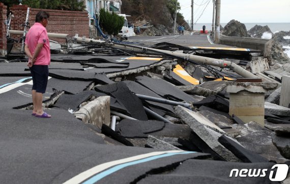 울산시 북구 신명방파제 인근 해안도로가 작년 9월 7일 제10호 태풍 하이선의 영향으로 허물어져 있다. 뉴스1.
