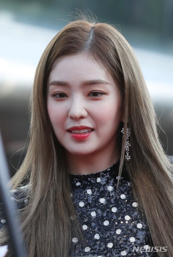 【서울=뉴시스】조수정 기자 = 2018 대한민국 대중문화예술상 시상식이 열린 24일 오후 서울 송파구 방이동 올림픽공원 올림픽홀에서 문화체육관광부 장관 표창을 수장한 그룹 레드벨벳 아이린이 레드카펫을 입장하고 있다. 2018.10.24. chocrystal@newsis.com