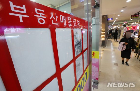 [서울=뉴시스]배훈식 기자 = 서울 송파구의 한 공인중개사 사무실 부동산 매물 정보란 곳곳이 텅 비어 있다. 2020.10.20. dahora83@newsis.com