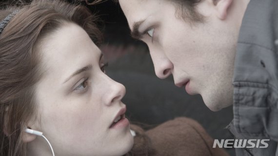 [서울=뉴시스] 영화 '트와일라잇' 시리즈 스틸. (사진=넷플릭스 제공)