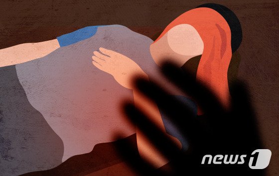 부하 여직원 손등 10초간 문질렀다면?..대법 "성추행 맞다"