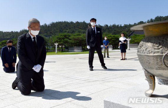 김종인 미래통합당 비상대책위원장이 지난 8월19일 광주 북구 운정동 국립5·18민주묘지를 찾아 오월 영령 앞에 무릎을 꿇고 참배하고 있다.