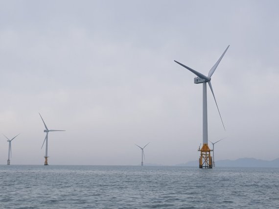 서남해 해상풍력 단지에 있는 총 20기의 3MW급 해상 풍력발전기. 발전기의 날개 직경은 134m로 발전기 간 위치는 약 800m다.