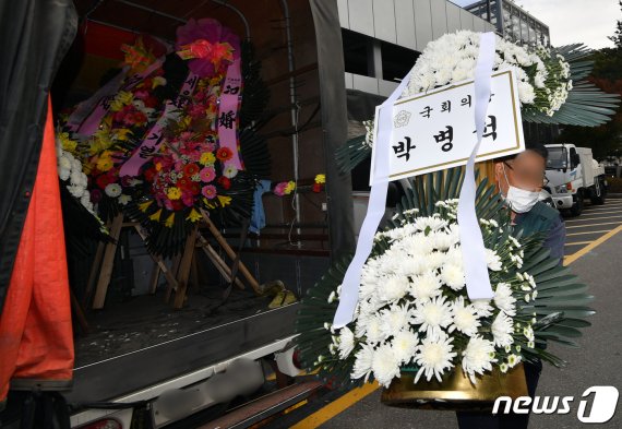 (서울=뉴스1) 황기선 기자 = 이건희 삼성그룹 회장이 별세한 25일 서울 강남구 삼성서울병원 장례식장에 박병석 국회의장이 보낸 근조화환이 도착하고 있다. 2020.10.25/뉴스1 /사진=뉴스1화상